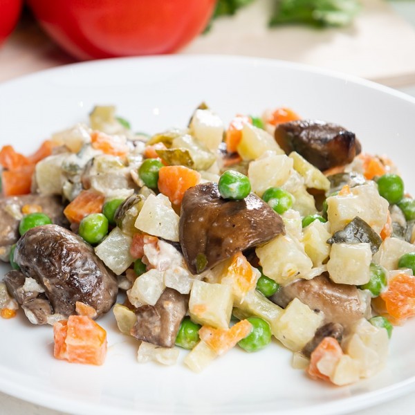 Салат Оливье с грибами