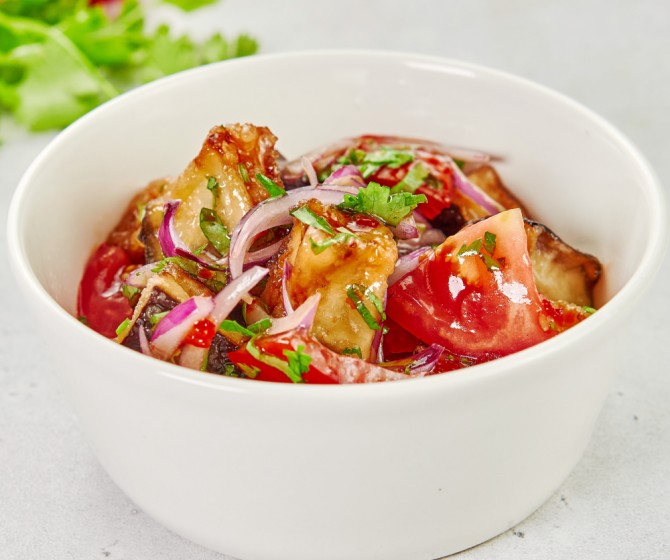 Салат из баклажанов фри со сладким соусом чили