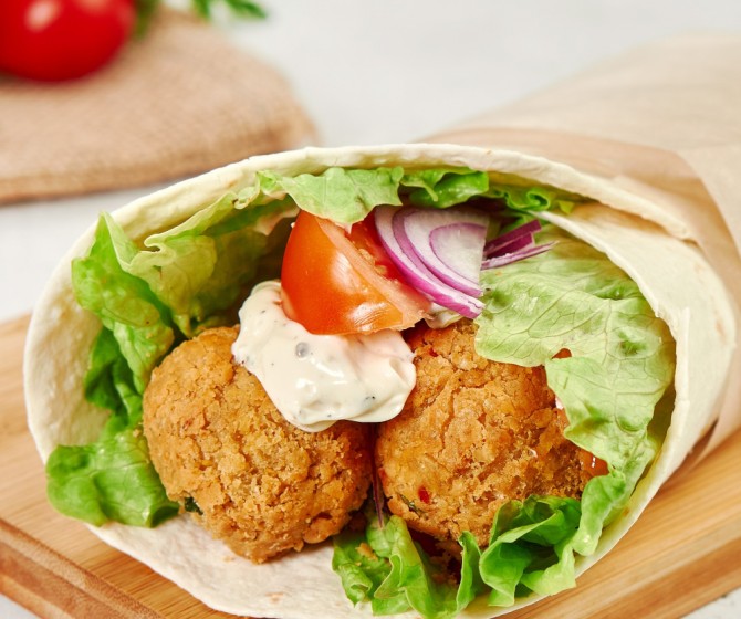 Лепешка с фалафелем и хумусом