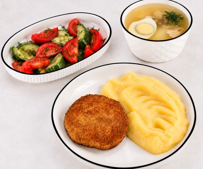 Обед с Домашней котлетой и куриной лапшой