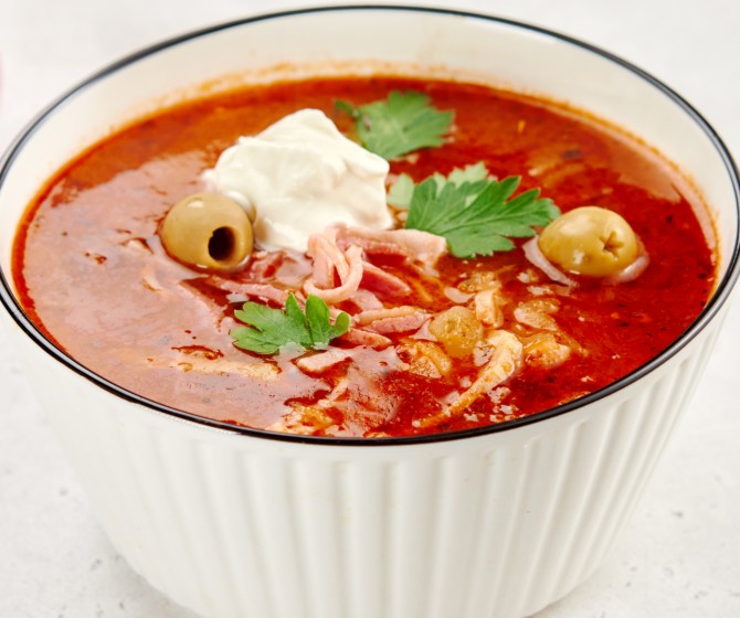 Солянка по-домашнему со сметаной 