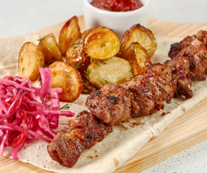 Шашлык из свиной шеи с картофелем беби и капустой по-Грузински упак. Д