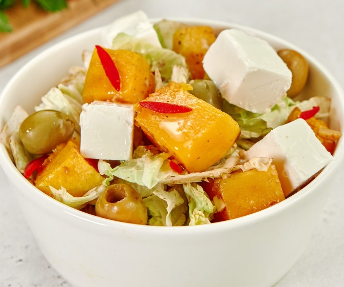 Салат из запеченной тыквы с оливками и фетой 
